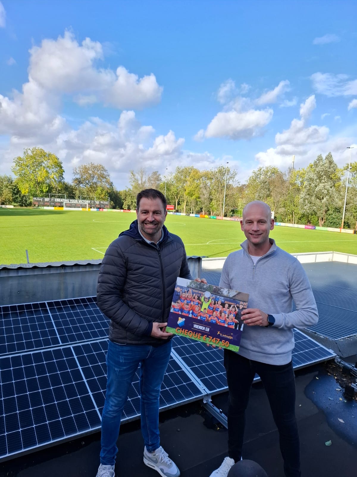 V.V. O.N.I. OVERHANDIGT CHEQUE AAN FC ROBINSTIJN